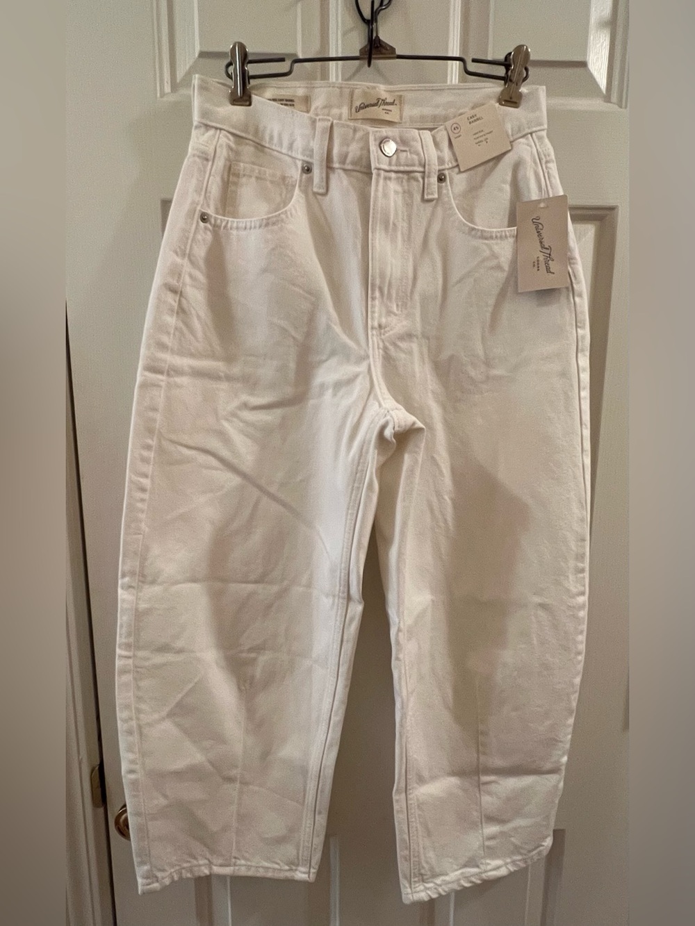 Universal Thread High Rise Barrel Leg Jeans in White. NWT. SIZE 4 Short.